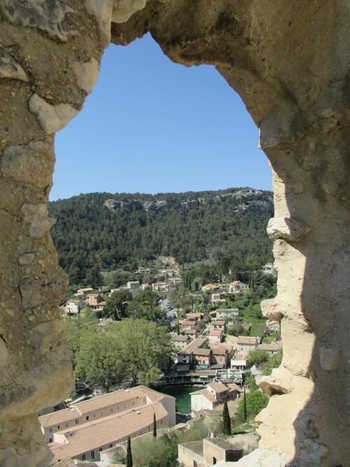 Vue du château à Fontaine-de-Vaucluse