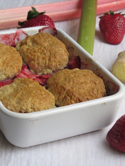 Cobbler rhubarbe, fraises et gingembre