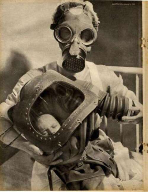 Une infirmière et un bébé avec leurs masques à gaz en 1940