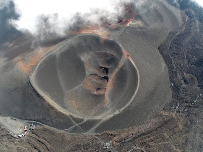 Visitez un volcan en activité en Italie.