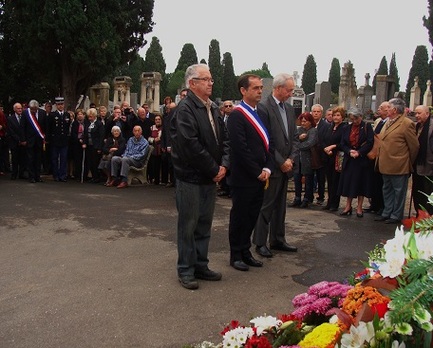 À Béziers, R. Ménard après s'être incliné, le 5 juillet 2014, devant une stèle glorifiant l'OAS devrait, le 1er novembre, fleurir cette stèle appelée (La stèle la plus fleurie de France)