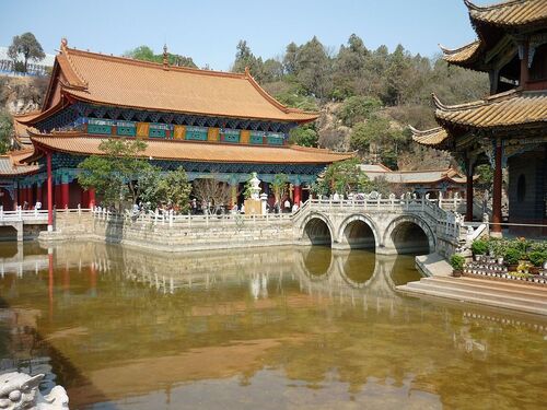 un joli temple bouddhiste chinois;