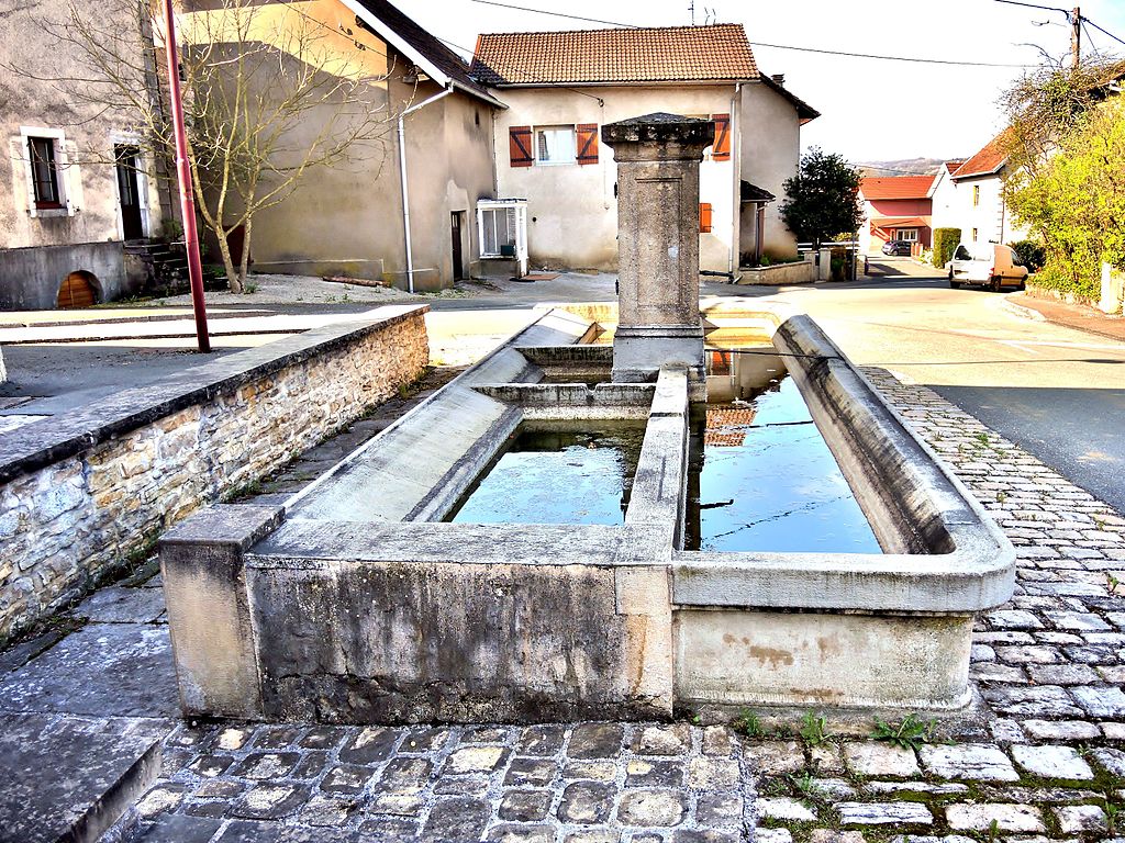 Fontaine-lavoir, au centre du village.jpg