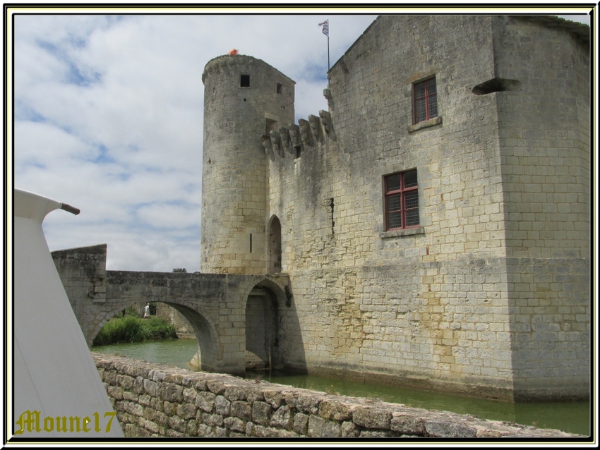 Château de St Jean d'Angle en charente maritime (1ere partie:l'extérieur)