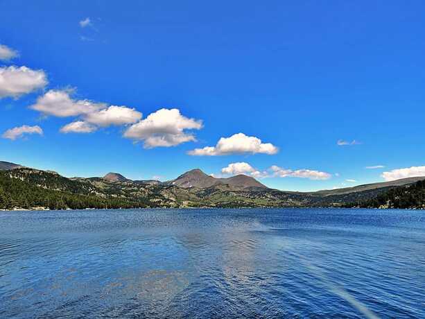 Peut être une image de lac, montagne, nature et ciel