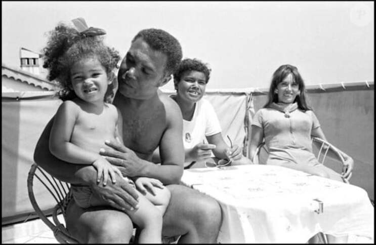 Photo : John William en famille avec sa femme et ses deux enfants -  Purepeople