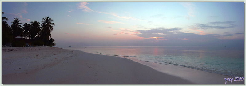 La deuxième journée à Thudufushi commence par un lever de soleil tout en splendeur - Atoll d'Ari - Maldives 