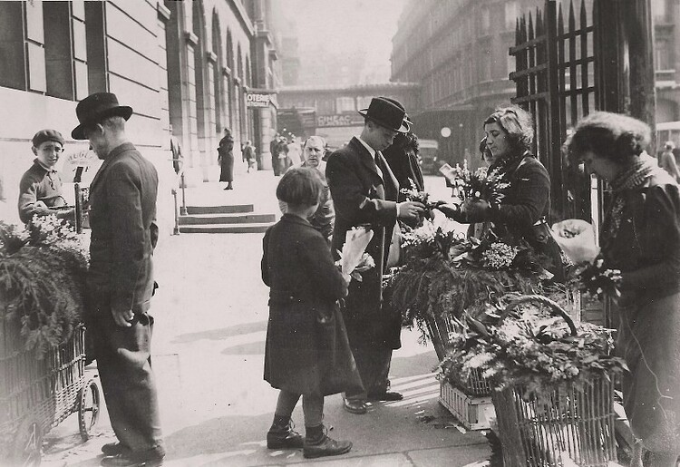 1er Mai 1938 à Paris. Vente de Muguet Porte Bonheur