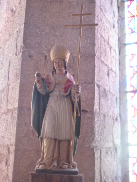 INTERIEUR DE NOTRE-DAME de BEAUGENCY, Vitraux, Chapiteaux, Statuaire ....