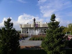 Bichkek - Philharmonium et statue de Manas