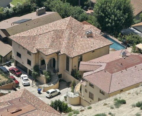 Sa maison de Beverly Hills achetée en 2007 pour 3,9 millions de dollars. Le chanteur français a mis sa maison en location...