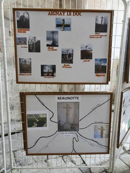Une exposition de photographies de croix dans l'église d'Aignay le Duc...