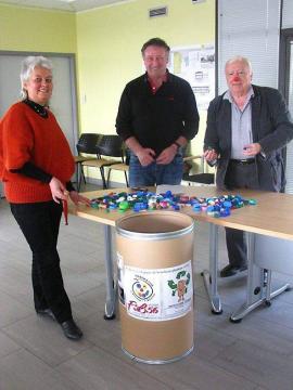De gauche à droite : Jean-Paul Lothoré, adjoint à l'environnement; Anne Barbichon, membre de la commission environnement, et Jean-Claude Besse, secrétaire de l'association Fleur de bouchons.