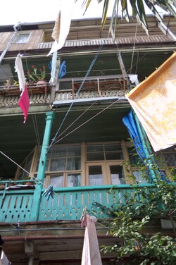 La cour intérieur avec les balcons et les fils