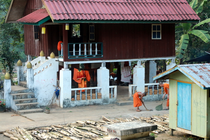 Temple de Hat Sa village de pêcheurs Laos 