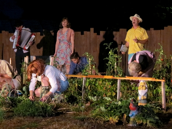 "Les radis rikikis de Kiki " ont fait la joie des spectateurs, dans le jardin potager de la Compagnie des Gens !