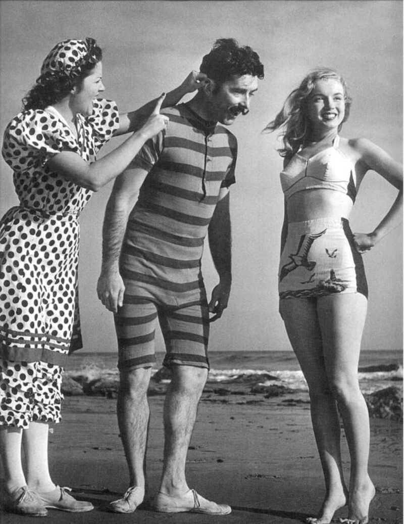 Norma Jeane en bikini bicolore en mars 1946 à Zuma Beach, une plage de Malibu en Californie avec The Drunkards Troup, une compagnie théâtrale.  Photographies de Joe Jasgur