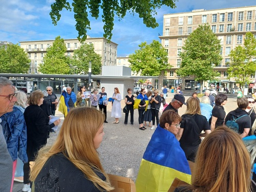 Une centaine de personnes proteste contre le bombardement de l'hôpital de Kyiv par les troupes de Poutine