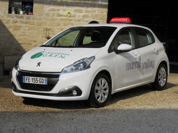 L'Association GREN de Sainte Colombe sur Seine a reçu une voiture d'Auto Ecole offerte par l'Association "Métal Déployé" de Montbard....