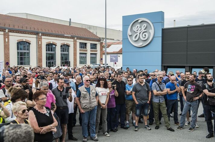 Les salariés devant le site de GE à Belfort, le 3 juin.