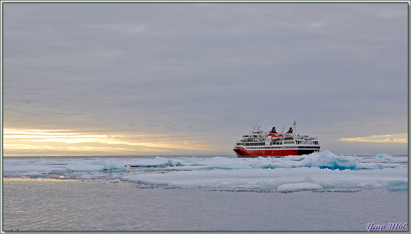 Vers17 h 30, annonce au micro avec une surprise non prévue au programme : balade en Zodiac et débarquement sur de la banquise ! - Région des Sjuøyane (Sept îles) - Svalbard - Norvège