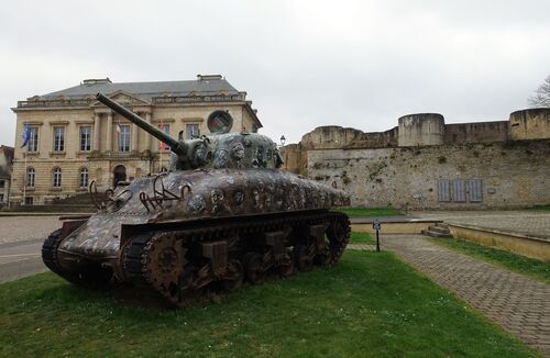 La Mairie, "War is Hell" de Jef Aerosol et le Château de FALAISE