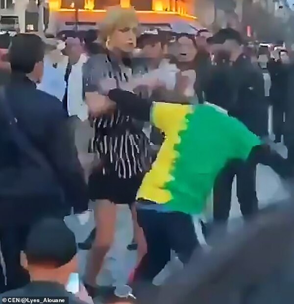 On peut voir un manifestant frapper sauvagement Julia, 31 ans, à plusieurs reprises après l'avoir affronté près de la Place de la République, dans le centre de Paris, dimanche.