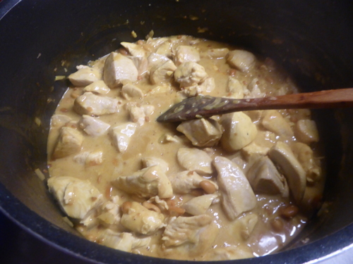 Un Curry de Poulet au Lait de Coco et Cacahuètes