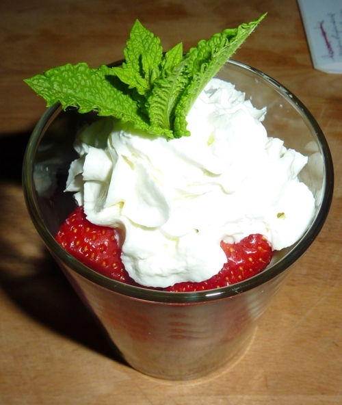 coupes de fraises sur  crème patissière