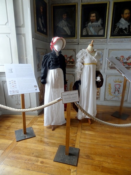 Une exposition de costumes de l'époque Empire, au château de Bussy-Rabutin...