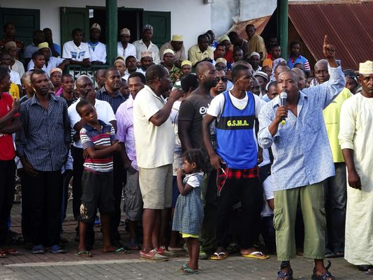 ORNELLA LAMBERTI / AFP Des Mahorais manifestent à Mamoudzou, chef-lieu du département de Mayotte, mardi 12 avril, pour réclamer la fin des violences.