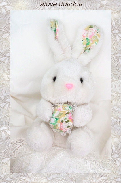 Doudou Peluche Lapin Assis CP Blanc Tenant Petit Coussin Fleuri