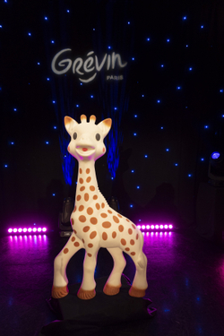 0F031 SOPHIE la giraphe au musée GRéVIN !!!!