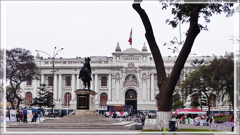 Balade le nez en l'air dans le Lima historique (Pérou) : Place Bolivar et Palais du Congrès