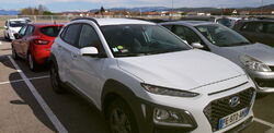 Un Hyundai Kona en stationnement