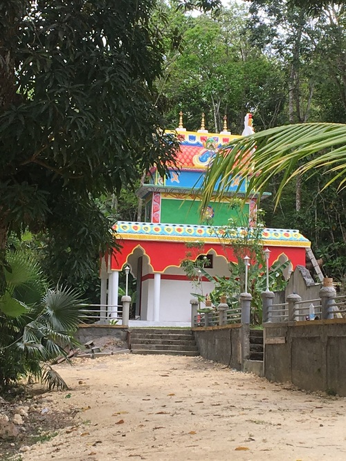 temple hindou a côté de la maison 