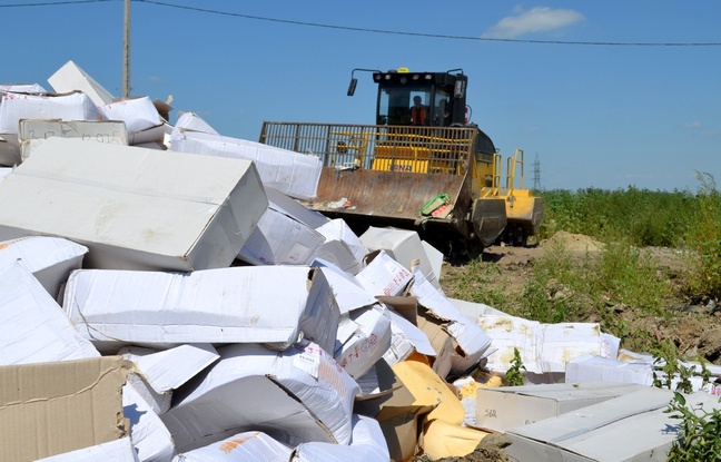 Une photo publiée par l'agence russe Rosselkhoznadzor montre un bulldozer écrasant des tonnes de fromage en provenance de pays occidentaux, à Belgorod le 6 août 2015.
