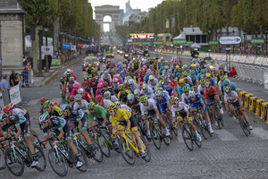 walking cycling tour france city road 