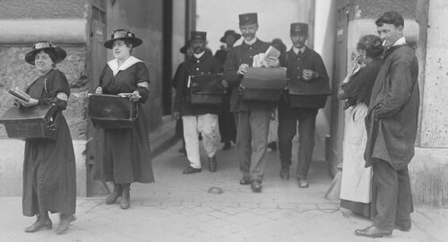La Grande Guerre expliquée en images. Paris, 10e arrondissement, les premières femmes facteurs, le 1er juin 1917