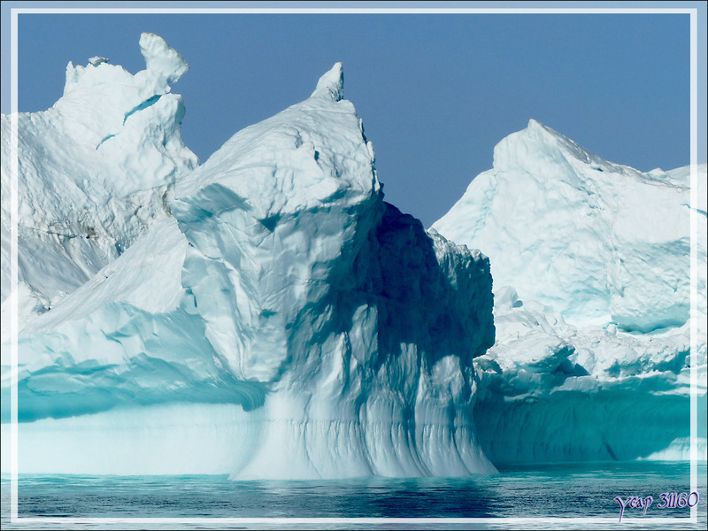 Encore et toujours le bel iceberg qui poursuit lentement sa route - Ilulissat - Groenland