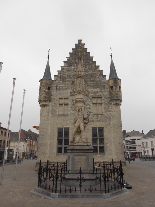 façade sud de la halle et monument Boerenkrijg