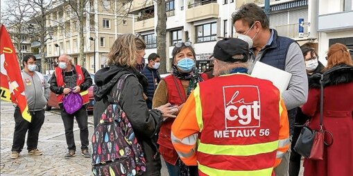 Les salariés de l’aéroport, soutenus par plusieurs sections syndicales, se sont rassemblés, ce lundi 26 novembre, à partir de 13 h devant la CCI de Lorient, juste avant le CSE prévu à 14 h.