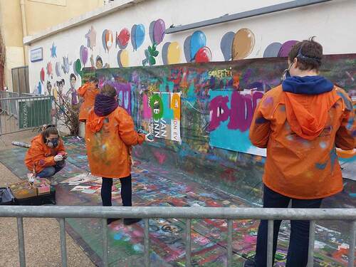 atelier sensibilisation au graff : par petits groupes, durant une heure à la bombe de peinture sur affichette, ouvert a tous a partir de 9ansMarché de noel Gruissan  (11) 1 demi-journée décembre 2015 
