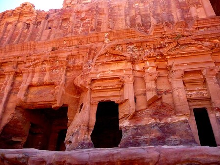 Cette perle du Moyen-Orient dont les monuments sont creusés dans la roche