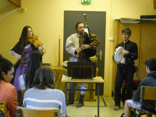 musiciens spécialistes du Moyen-Age "La Carité de Guingamor" avec les 5èmes