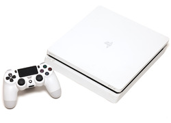 Une PlayStation 4 de couleur blanche