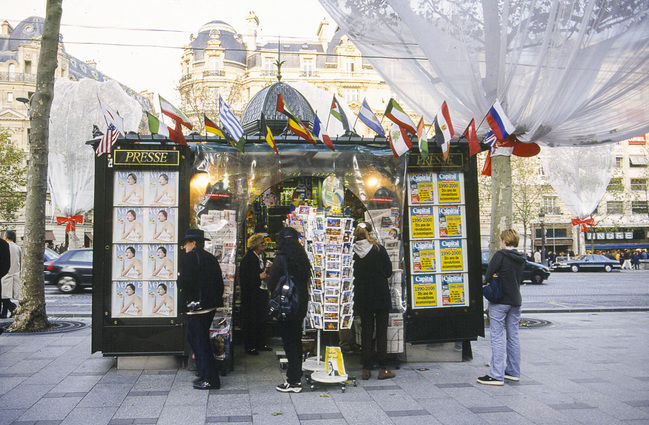 Avenue des Champs-Elysées. Kiosque à journaux. Décembre 1999.