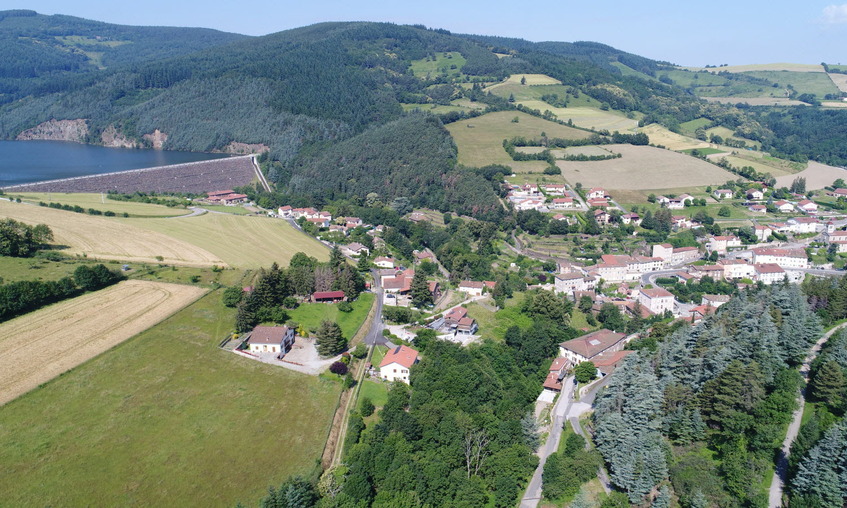 Loire - Vue du ciel. La Terrasse-sur-Dorlay : et au milieu coule une ...