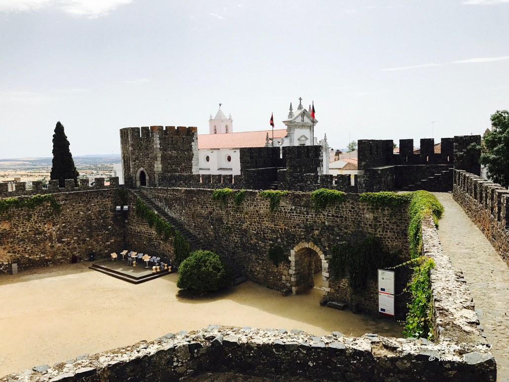 Chateau et en arrière plan la cathédrale de Beja - Portugal