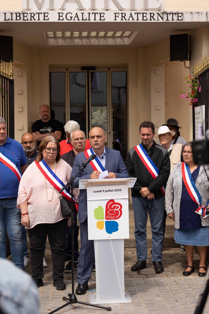 Lundi 3 juillet, plus de 150 Bonneuillois étaient rassemblés devant l'hôtel de ville pour rendre hommage à Nahel et contre les violences inacceptables.